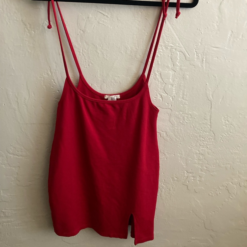 Overall red slit skirt.